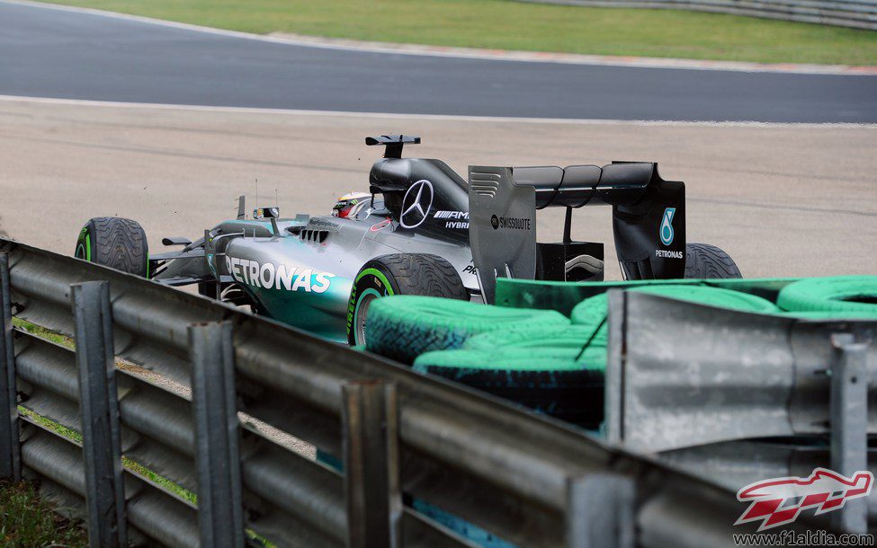 Lewis Hamilton se salió de pista al principio