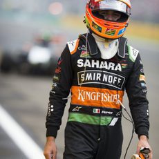Sergio Pérez regresa a boxes tras su abandono