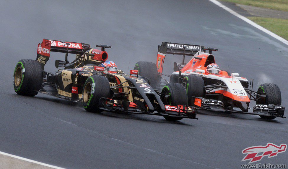 Romain Grosjean adelanta a un Marussia