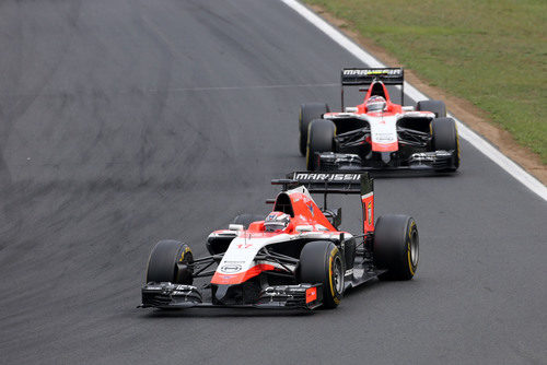 Jules bianchi adelanta a su compañero de equipo en las últimas vueltas