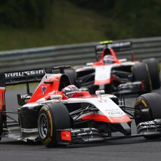 Jules Bianchi defiende posición frente a Max Chilton