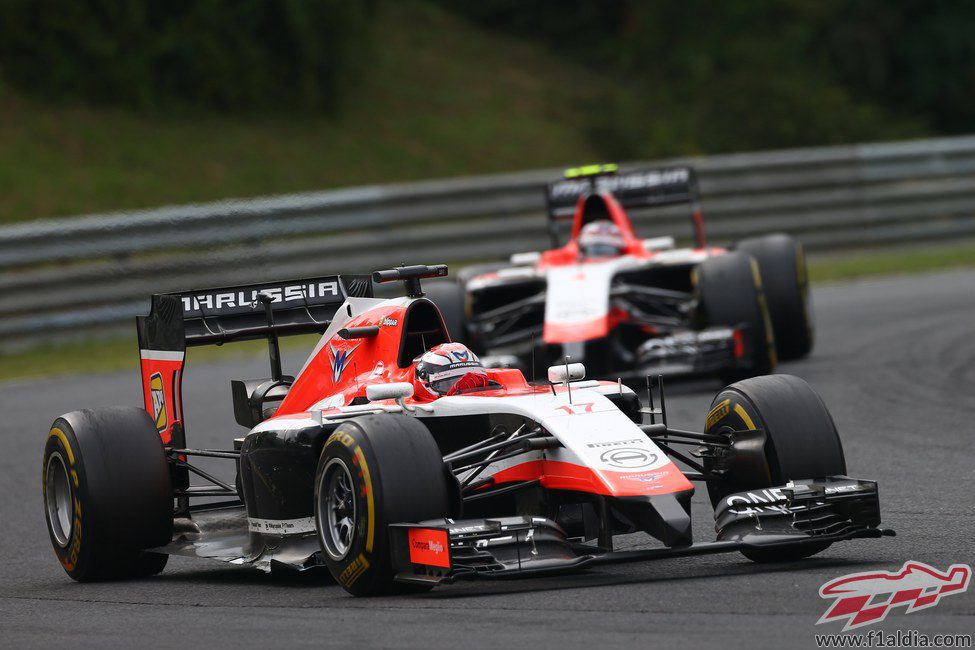 Jules Bianchi defiende posición frente a Max Chilton