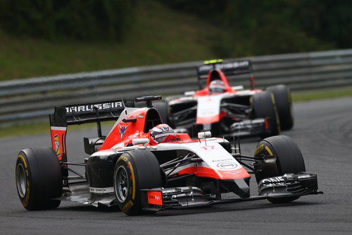 Jules Bianchi defiende posición frente a Max Chilton