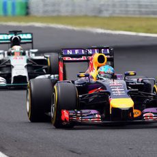 Sebastian Vettel avanza por delante de Lewis Hamilton