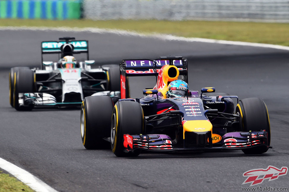 Sebastian Vettel avanza por delante de Lewis Hamilton