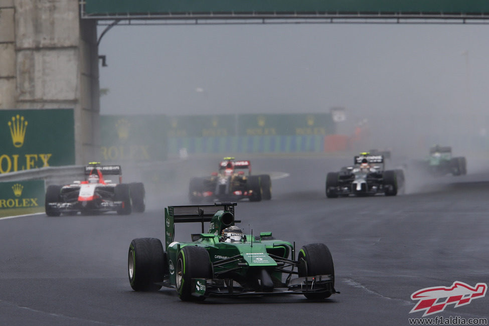 Kamui Kobayashi rueda por delante de Chilton