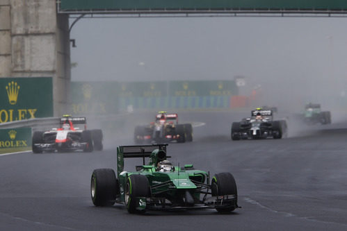 Kamui Kobayashi rueda por delante de Chilton