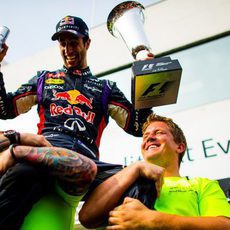 Daniel Ricciardo, elevado por su equipo