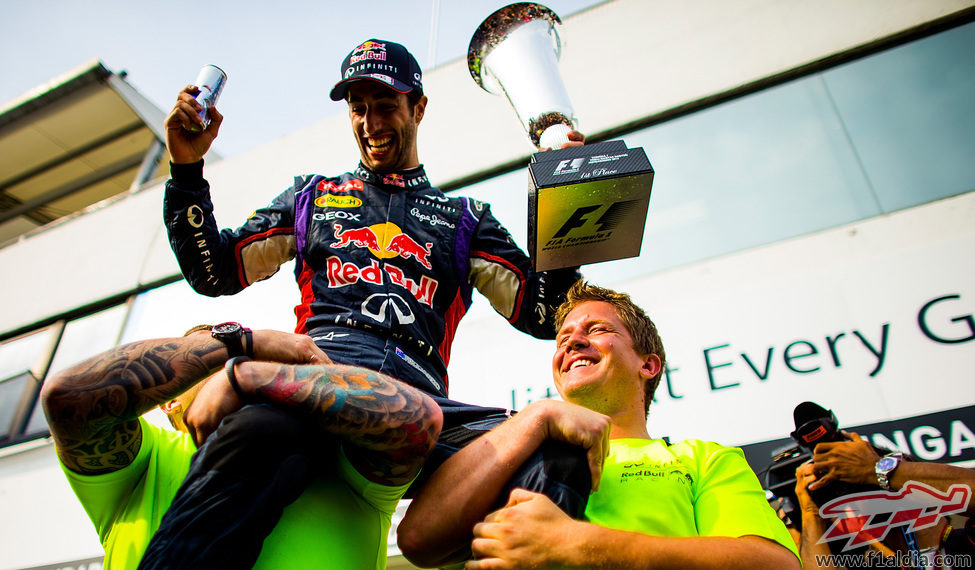 Daniel Ricciardo, elevado por su equipo