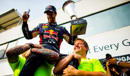 Daniel Ricciardo, elevado por su equipo