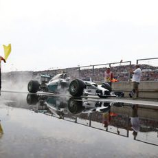 Nico Rosberg saliendo del pitlane