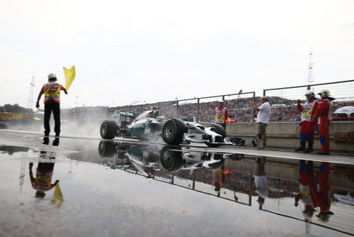 Nico Rosberg saliendo del pitlane