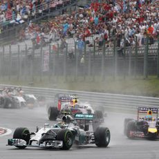 Nico Rosberg trazando la primera curva de Hungaroring