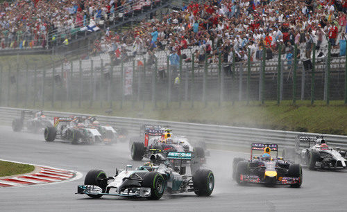 Nico Rosberg trazando la primera curva de Hungaroring