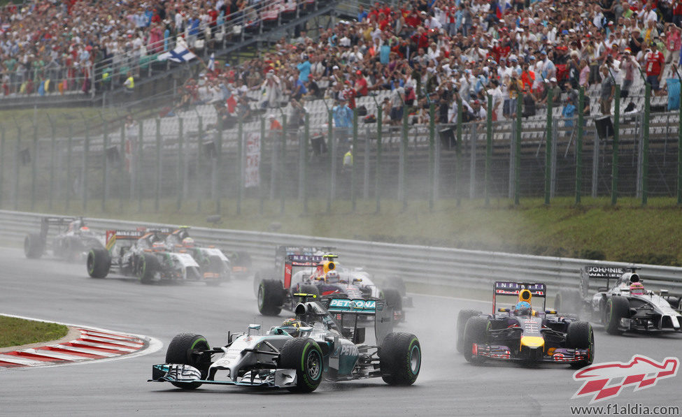 Nico Rosberg trazando la primera curva de Hungaroring