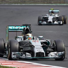 Lewis Hamilton luchando por la tercera posición con su compañero de equipo