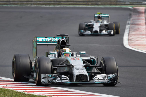 Lewis Hamilton luchando por la tercera posición con su compañero de equipo