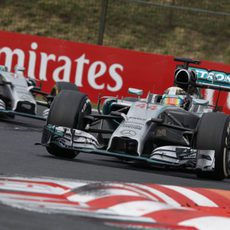 Lewis Hamilton aguantando detrás a Nico Rosberg