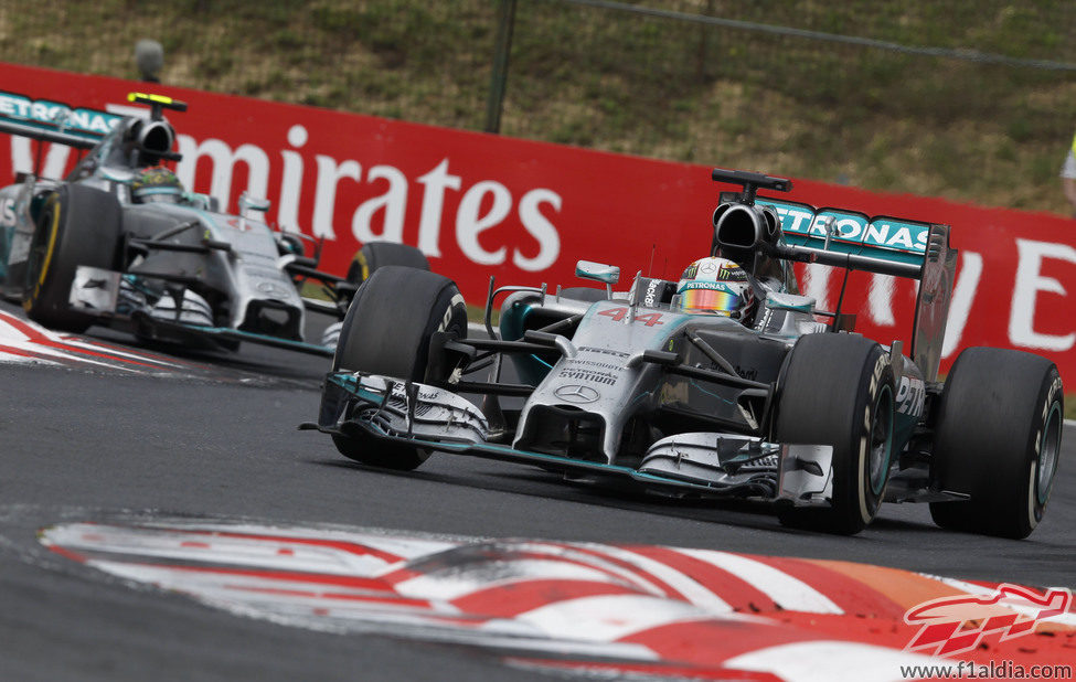 Lewis Hamilton aguantando detrás a Nico Rosberg