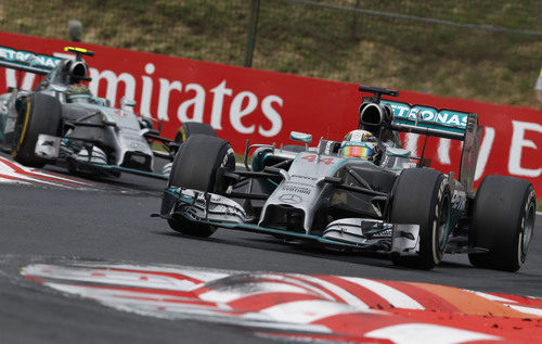 Lewis Hamilton aguantando detrás a Nico Rosberg
