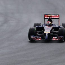 Daniil Kvyat rodando sobre la pista mojada