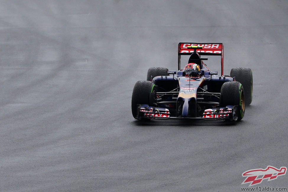 Daniil Kvyat rodando sobre la pista mojada