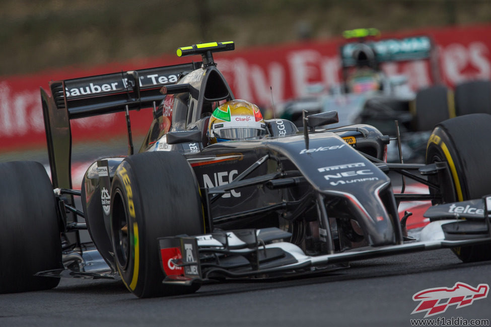 Esteban Gutiérrez luchando con Nico Rosberg