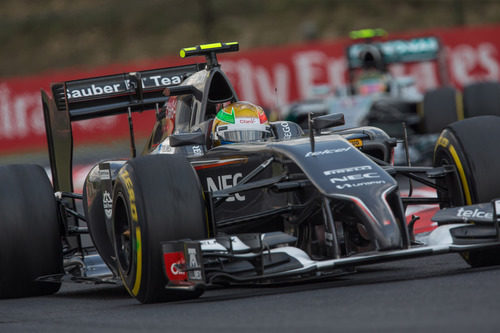 Esteban Gutiérrez luchando con Nico Rosberg