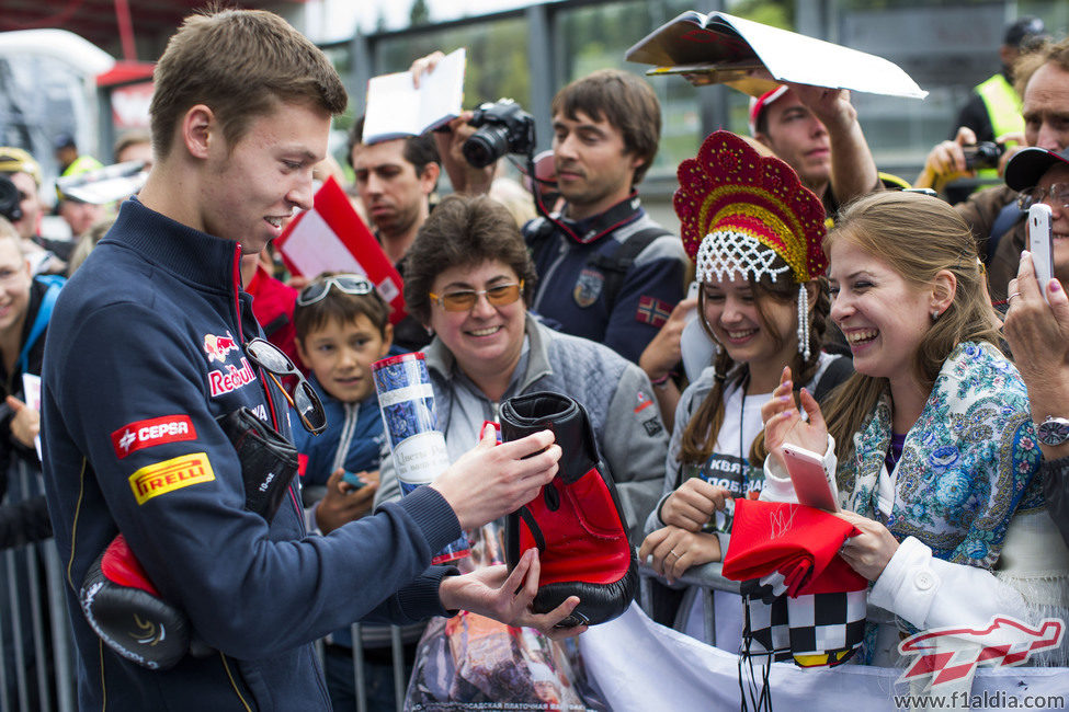 Daniil Kvyat firma autógrafos en Spa