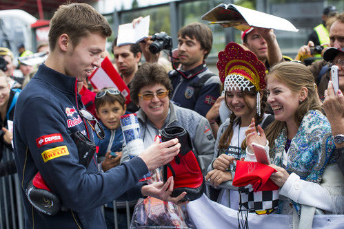 Daniil Kvyat firma autógrafos en Spa