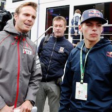 Max Verstappen y Giedo van der Garde en el paddock