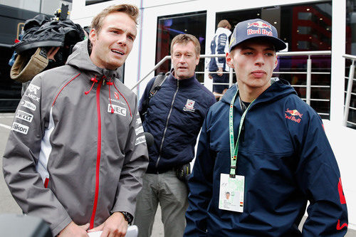 Max Verstappen y Giedo van der Garde en el paddock