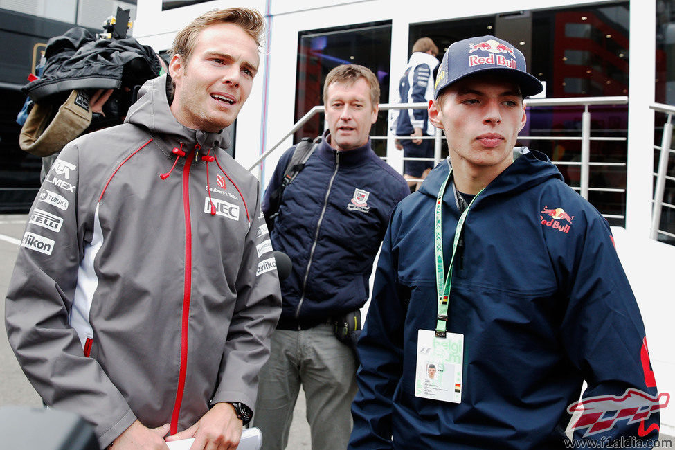 Max Verstappen y Giedo van der Garde en el paddock