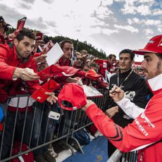 Fernando Alonso atiende a sus seguidores