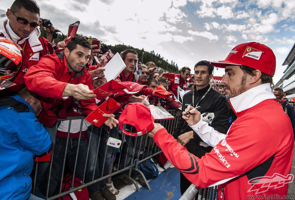 Fernando Alonso atiende a sus seguidores
