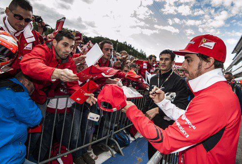 Fernando Alonso atiende a sus seguidores