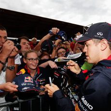 Firma de autógrafos para Sebastian Vettel