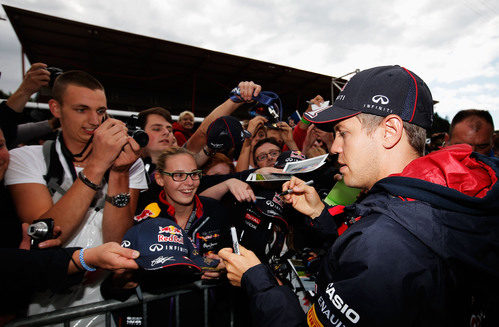 Firma de autógrafos para Sebastian Vettel