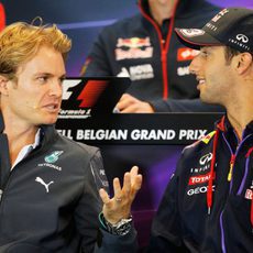 Nico Rosberg y Daniel Ricciardo charlan en rueda de prensa