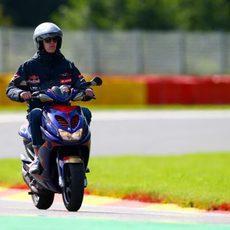 Daniil Kvyat da una vuelta en moto en Spa