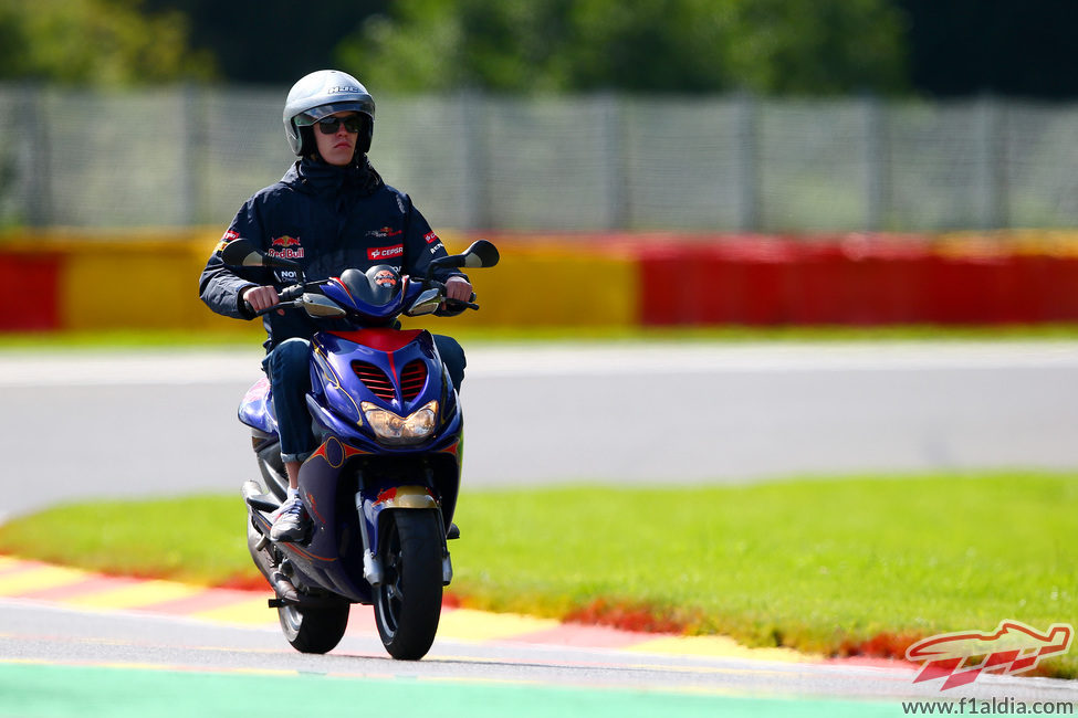 Daniil Kvyat da una vuelta en moto en Spa