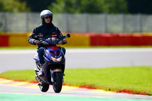 Daniil Kvyat da una vuelta en moto en Spa