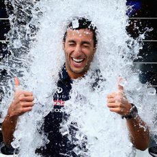 Daniel Ricciardo cumple con el desafío del cubo de hielo