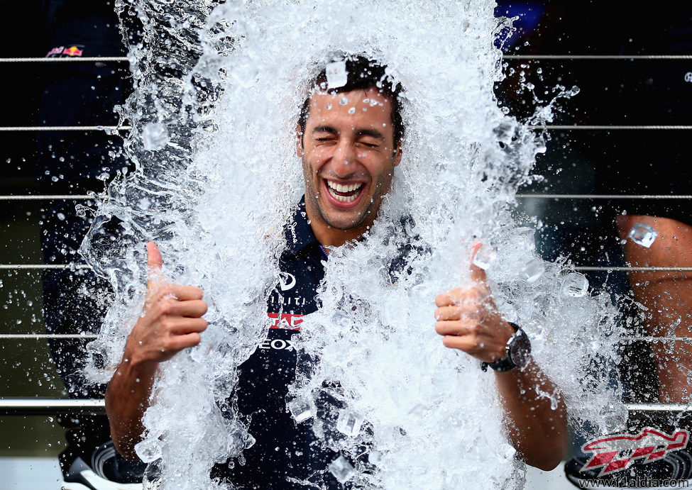 Daniel Ricciardo cumple con el desafío del cubo de hielo