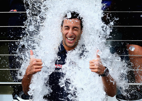 Daniel Ricciardo cumple con el desafío del cubo de hielo