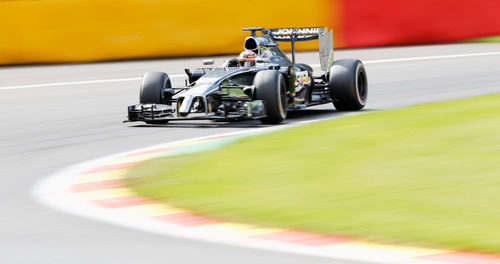 Jenson Button llega a una curva en Spa