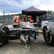 Morro destrozado del E22 de Pastor Maldonado