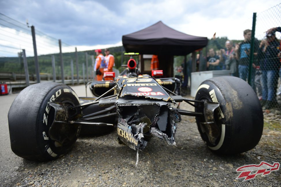 Morro destrozado del E22 de Pastor Maldonado