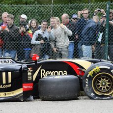 El Lotus de Pastor Maldonado, destrozado