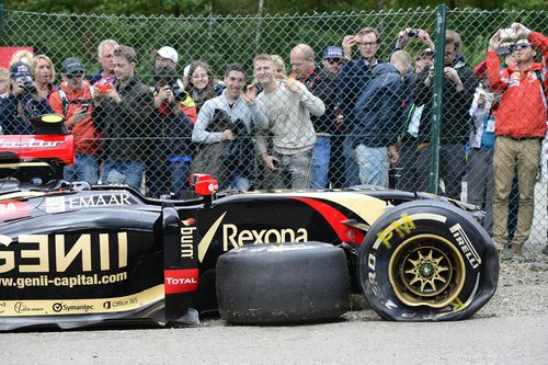 El Lotus de Pastor Maldonado, destrozado